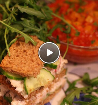 Sandwich van makreel met tomatensalsa