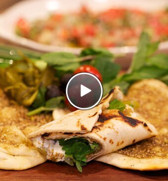 Geroosterde auberginesalade met tahini en granaatappel & manouche met za’atar