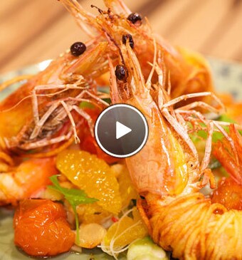 Krokante aardappelgamba met lauwwarme noedel-sinaasappelsalade