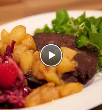 Gebakken bloedworst met rodekoolsalade en perencompote