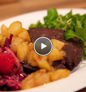 Gebakken bloedworst met rodekoolsalade en perencompote