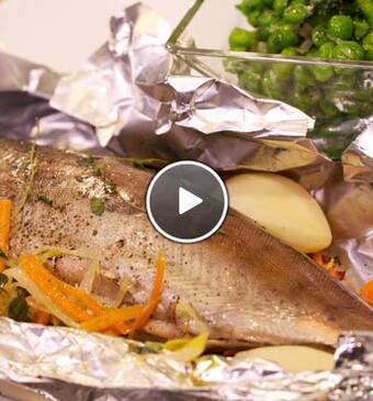 Forel en papillotte met verse doperwtjes à la Johnny