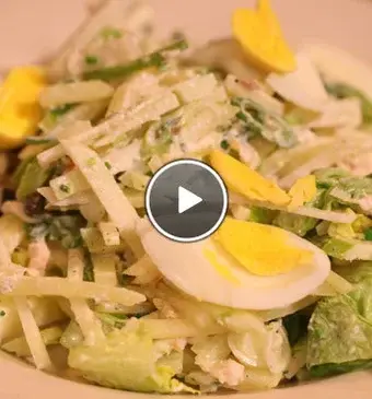 Lauwwarme aardappelsalade met koolrabi en gerookte forel