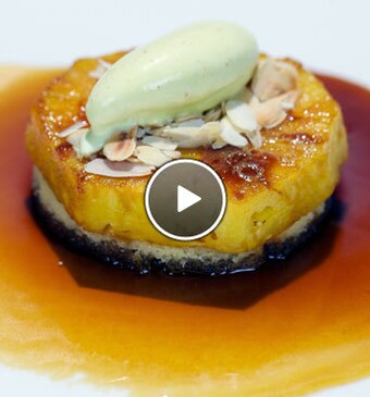 Gekaramelliseerde ananas met kerrie-kokosijs