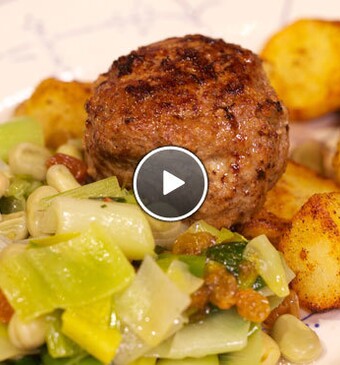 Oma’s gehaktballen met een stoof van prei en rozijnen