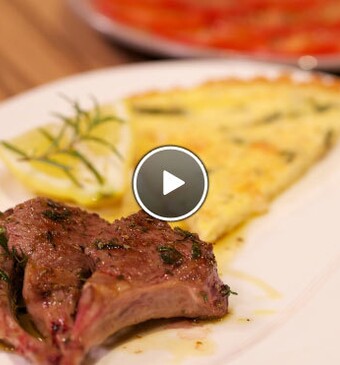 Costolette d’agnello con Frittata (lamskotelet met omelet) & Insalata di pommodori (tomaten salade)