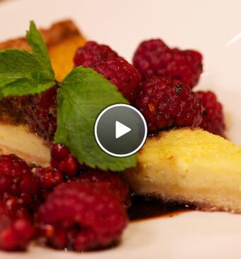 Limoentaart met gemarineerde frambozen