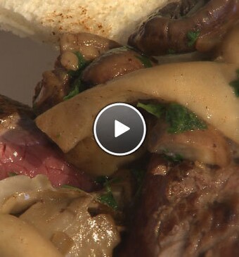 Biefstuk met paddenstoelen en wit brood & gele gekruide rijst