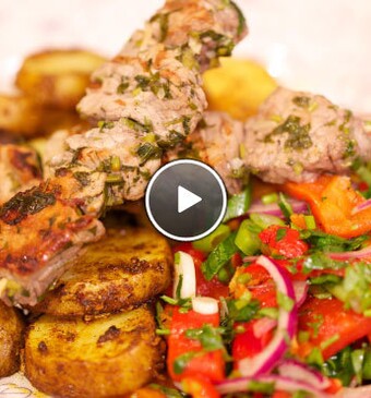 Rundvleesspiesjes met gepofte paprikasalade