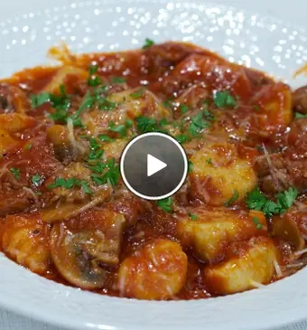 Gnocchi con funghi salsiccia (Gnocchi met paddenstoelen en worst)