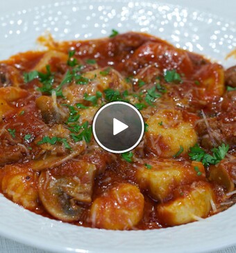 Gnocchi con funghi salsiccia (Gnocchi met paddenstoelen en worst)