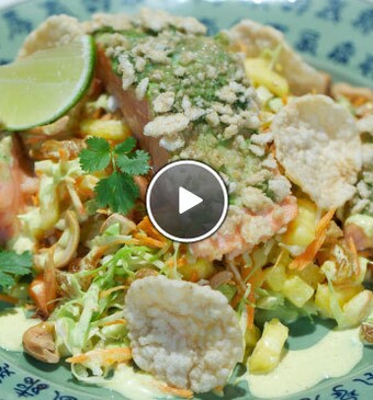 Kerrie-koolsalade met krokante zalm