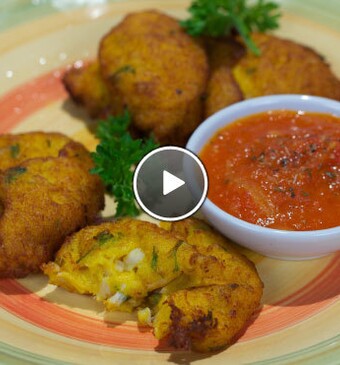 Frittelle di zucca e merluzzo (kabeljauw/pompoenkoekjes) con salsa di pomodori (tomatensaus)