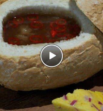 Tamarindesoep van Curaçao met rode ui funchi