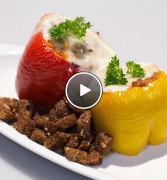 Peperoni ripieni di carne con formaggio (Gevulde paprika met gehaktsaus)