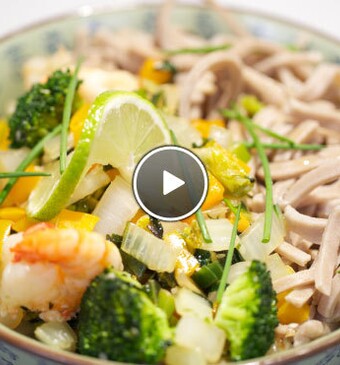 Home-made sobanoedels met gamba’s en groente