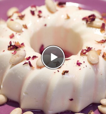 Rozenpudding met amandeltjes met zelfgemaakte rozensiroop