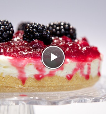 Witte chocolade cheesecake met cranberrysaus