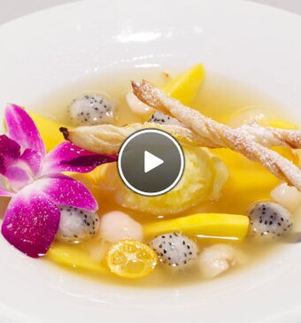 Tropische fruitzooi & mango-soepstengel