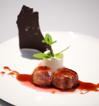 Gepocheerde vijgen met kaneelbavaroise