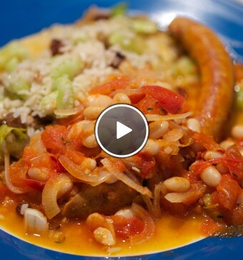 Worstjes met witte bonen in tomatensaus