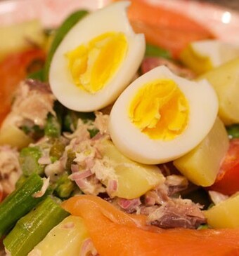 Zomers aardappelpotje met zalm en makreel