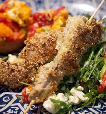 Kalkoen-sesamspiezen met gevulde zoete aardappel