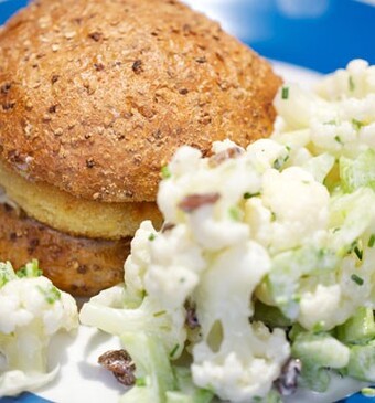 Kaasburgers met bloemkoolsalade