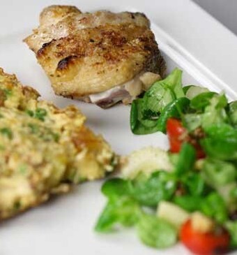 Frittata met salade en gegrilde kip