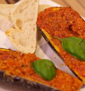 Melanzane ripiene (gevulde aubergine)