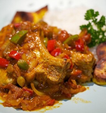 Gebakken karbonades met banana hasá (Pòrchòp hasá)