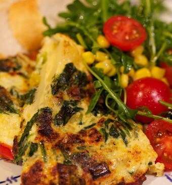 Rijk gevulde aardappeltortilla met groente