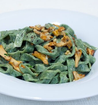 Tagliatelle verdi ai funghi (groene tagliatelle met paddenstoelen)