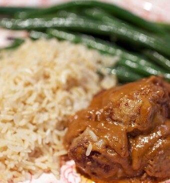 Kokosgehaktballetjes in pindasaus met groene helden