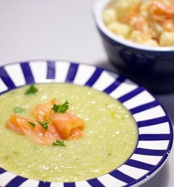 Aardappel-preisoep met gerookte zalm