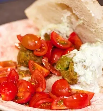 Broodje falafel met cherry pruim trostomaten