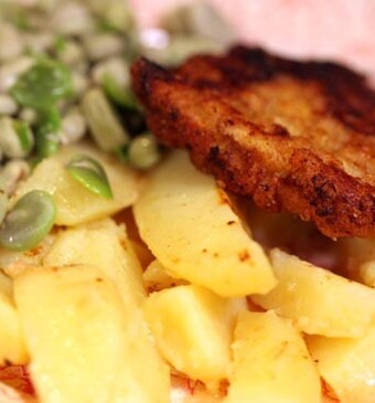 Zelfgemaakte schnitzel met tuinbonen en jus
