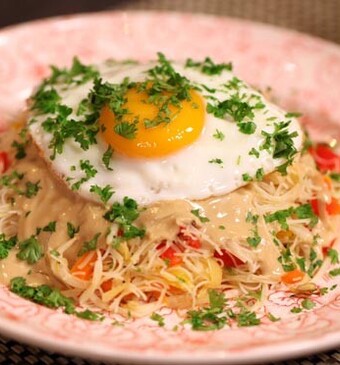 Mihoen met spiegelei en tahini saus