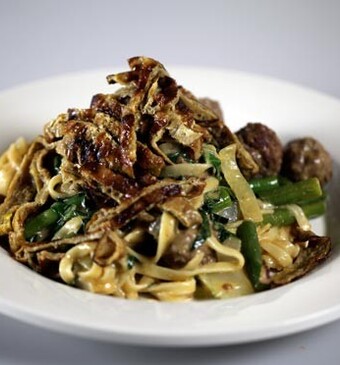 Bami uit de wok met pindakokossaus