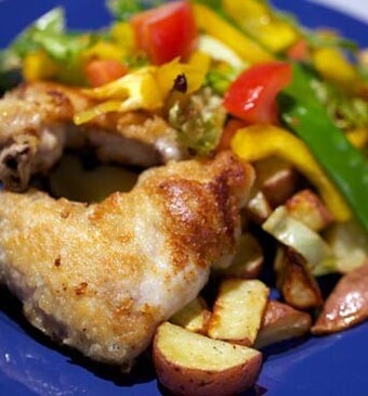 Honey chickenwings met peultjessalade