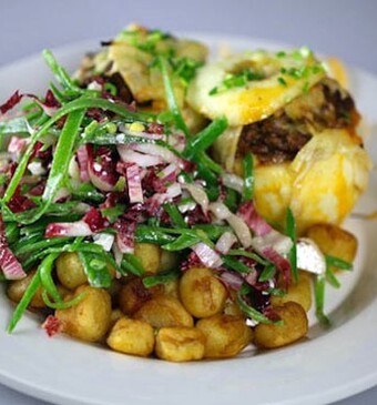 Gevulde gehaktappels met peultjessalade