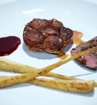 Tarte tatin van sjalotten met hert en bramensaus