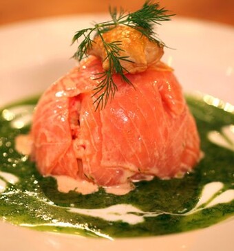 Zalmbonbon met groene kruidendressing