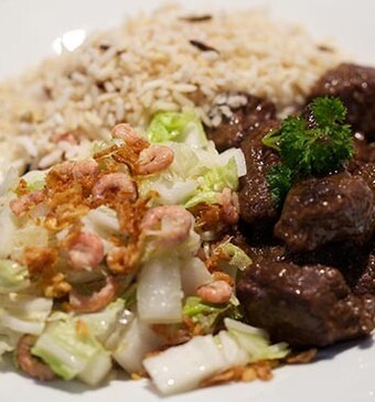 Dendeng terik (gekruid rundvlees met kokosmelk) & gebakken Chinese kool