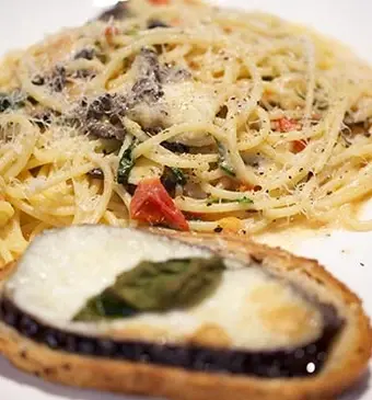 Spaghetti alla caprese e bruschetta con melanzane (spaghetti caprese en bruschetta met aubergine)