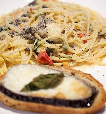Spaghetti alla caprese e bruschetta con melanzane (spaghetti caprese en bruschetta met aubergine)