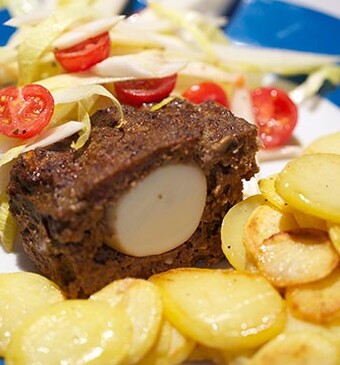 Gehaktbrood met ei en champignons