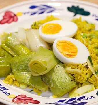 Gestoofde prei-cilinders met gele rijst