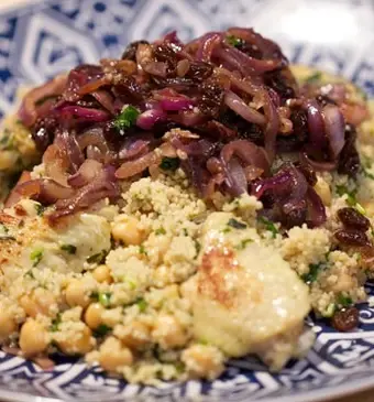 Couscous met gekaramelliseerde rode uien