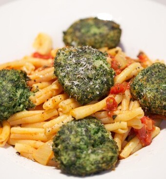 Casarecce  al sugo con polpette verdi (pasta met tomatensaus en  groene aardappelballetjes)